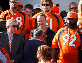 En el rally después del desfile, Manning evitó decir si regresará para jugar otra temporada. (AP)