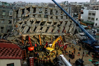 La cifra de muertes por el sismo de magnitud 6.4 se mantiene en 44 personas, de las cuales 39 fallecieron por el desplome del complejo habitacional. (EFE)