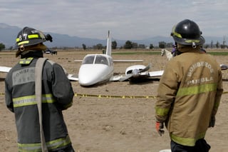 La libran. Por el aterrizaje de emergencia de esta avioneta, una mujer salió policontundida mientras que el piloto resultó ileso. 