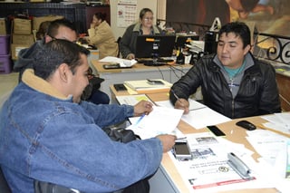 Entregan tarjetas. En La Laguna de Coahuila docentes que recién se incorporan a ETC, acuden para solicitar la tarjeta en la que recibirán su pago. (EDITH GONZÁLEZ)
