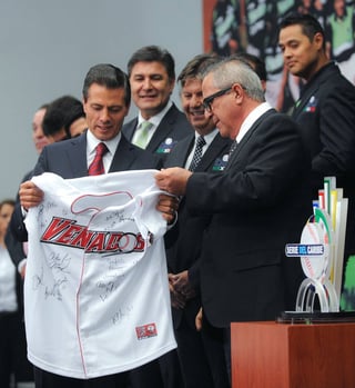 Enrique Peña Nieto recibió a los Venados de Mazatlán en Los Pinos y dijo que 'son un ejemplo de triunfo, de éxito y de lo que México puede lograr'. (NOTIMEX)