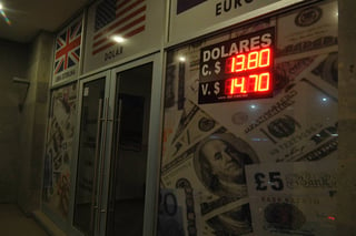 Hace un año. Hace un año el dólar se cotizaba en 14.70 pesos, ayer se ubicó en 18.98 pesos. (ARCHIVO)