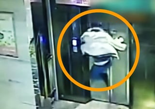 El sujeto pateó la puerta del ascensor, lo peor estaba a punto de ocurrirle. (YOUTUBE)