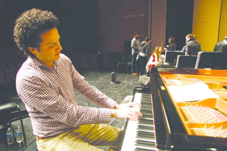 De lujo. El pianista y director regiomontano Abdiel Vázquez es uno de los músicos de mayor proyección en el país, tocará por segunda vez en La Laguna mañana.
