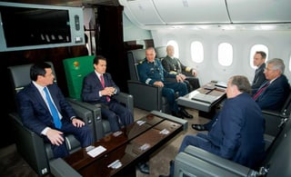 ‘No tiene alberca’. Acompañado de parte de su gabinete, el presidente Enrique Peña Nieto viajó ayer por primera vez en el nuevo avión presidencial Boeing 787-8. Sobre la aeronave y las críticas que se han vertido, dijo: “No es lujoso y no hay albercas”.