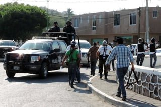 El gobernador Silvano Aureoles Conejo reconoció que aunque en su momento fue necesaria la intervención de los civiles en la lucha contra la delincuencia y el crimen organizado, ahora en Michoacán se hará valer la ley. (ARCHIVO)