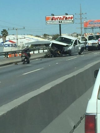 El torreonense conducía una camioneta Chevrolet blanca y chocó primero en el bulevar Pape en su cruce con la calle Matamoros. (EL SIGLO COAHUILA)