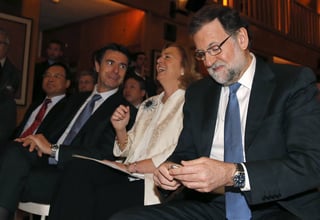 Contrapropuesta. Momentos antes de presentar su propuesta, Mariano Rajoy revisa su celular. 