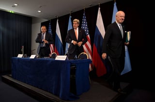 Reunión.  El secretario de Estado estadounidense, John Kerry (c); el ministro de Exteriores ruso, Sergei Lavrov (i); enviado especial de la ONU del secretario general para Siria, Staffan de Mistura (d) salen de una rueda de prensa.