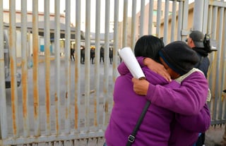 Angustia. Dos familiares de reos del penal de Topo Chico de Monterrey se abrazan en medio de la confusión tras la sangrienta riña registrada dentro del reclusorio que dejó un saldo de 49 personas muertas. (EFE)