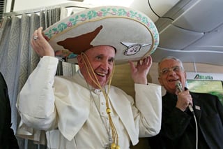 Antes de comenzar a saludar uno por uno a los periodistas, Bergoglio recibió un sombrero de Charro mexicano con una imagen de Nuestra Señora de Guadalupe y se lo colocó emocionado. (EFE)