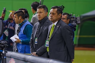 Juan Carlos Osorio contempla el partido amistoso entre las selecciones de México y Senegal, el pasado miércoles.