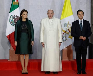 El presidente Enrique Peña Nieto recibió junto a su esposa al Papa Francisco en el Palacio Nacional. (AP) 