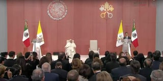 El presidente dio la bienvenida al Papa Francisco en el Palacio Nacional. (ESPECIAL) 