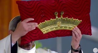 Al terminar la oración, el Papa esparció con el agua bendita a la corona regalo para Guadalupe y se la entregó al rector de la Basílica. (ESPECIAL)