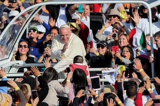 Miles de personas se reunieron afuera de la Basílica de Guadalupe para recibir al Papa. (EFE)