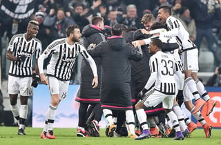 Tras vencer al Nápoli, Juventus lleva quince triunfos consecutivos en la Serie A de Italia, le saca un punto de ventaja a Nápoli. (EFE)