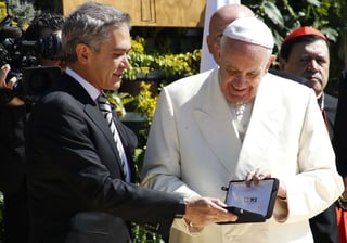 Regalo. El Papa recibió las Llaves de la Ciudad de México de manos del jefe de gobierno capitalino, Miguel Ángel Mancera.