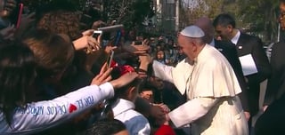 El Papa Francisco salió a saludar a fieles que lo esperaban frente a la Nunciatura Apostólica. (ESPECIAL) 