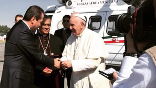 El gobernador del Estado de México, Eruviel Ávila, recibió al Papa al bajar del helicóptero. (TWITTER)