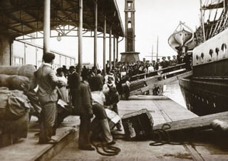 El desembarco el 25 de noviembre de 1905 llegando a Veracruz.


