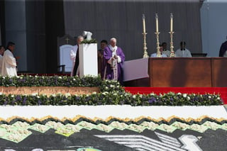El Papa comenzó la misa ante miles de fieles en Ecatepec. (EFE)