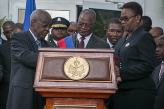 Interino. El presidente interino de Haití, Jocelerme Privert (c), se dispone a pronunciar un discurso.