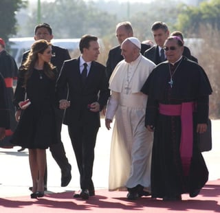 Anahí recibió al Papa con un atuendo oscuro. (ESPECIAL)
