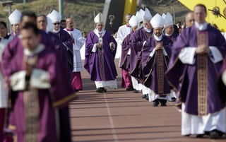 El Papa Francisco acudió al estadio 'Venustiano Carranza' para oficiar una misa ante 20 mil religiosos. (AP)