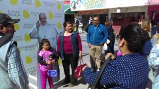 Ciudadanos se han tomado la foto con el 'Papa'. (EL SIGLO DE TORREÓN)