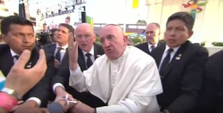 Reclama. Un par de veces el Papa Francisco fue jalado por algunas personas detrás de las vallas.