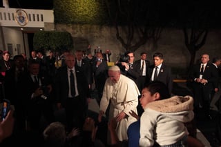 Concluye. El Papa Francisco se bajó a dar la bendición a las personas que estaban afuera de la Nunciatura, en su última noche.