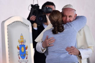 'No todo ha terminado aquí, solo es una pausa a nuestras vidas', expresó Evelia Quintana al Papa. (EFE)