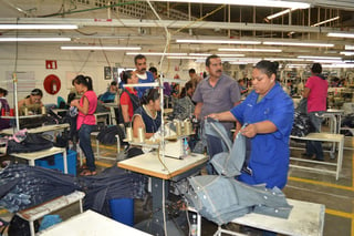 El personal ocupado en el sector manufacturero aumentó 2.5 por ciento. (ARCHIVO)