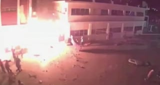 En el video se puede ver cómo los internos lanzan lo que parecen ser bombas molotov. (ESPECIAL)