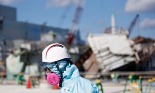 En la central de Fukushima trabajan a diario unas 7,000 personas para llevar a cabo la tarea de desmantelar la planta, una peligrosa y complicada labor que podría extenderse cuatro décadas. (ARCHIVO)