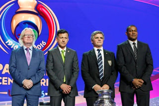 De izquierda a derecha, los directores técnicos de las selecciones de Jamaica, Winfried Schafer; México, Juan Carlos Osorio; el asistente del técnico de Uruguay, Celso Otero; y Venezuela, Noel Sanvicente. (EFE)