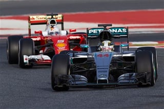 La escudería Mercedes se impuso ante la de Ferrari en los ensayos de la próxima temporada de fórmula uno.
