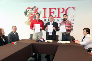 Gonzalo Yáñez entregó la documentación correspondiente al presidente del IEPC. (EL SIGLO DE TORREÓN)