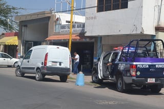 Alrededor de las 12:30 de esta tarde, los cuerpos de seguridad se trasladaron hasta el negocio 'Vidrios y Aluminios Aguilera'. (EL SIGLO DE TORREÓN)