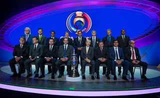 Los 16 directores técnicos de las selecciones nacionales que participarán en la Copa América Centenario posaron para la foto durante el sorteo. (AP)