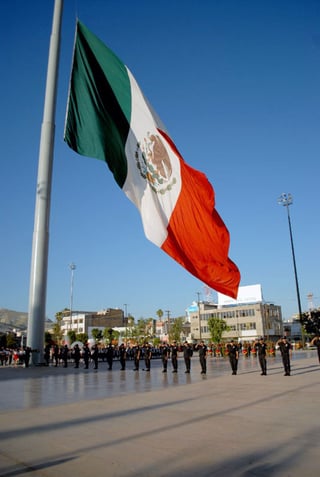 La bandera es símbolo de independencia, libertad, unidad y derechos que gozamos como mexicanos. (ARCHIVO)