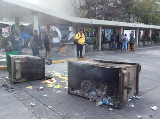 Encapuchados incendiaron llantas y basura y colocaron barricadas afuera de la Facultad de Filosofía y Letras.  (TWITTER)