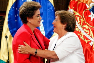 La presidenta de Brasil elogió la iniciativa de Bachelet de 'construir la aproximación entre el Mercosur y la Alianza del Pacífico, que es estratégica para América del Sur'. (EFE)