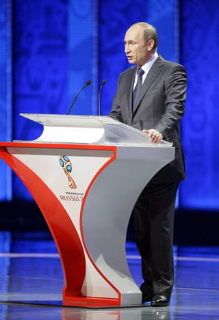 Vladimir Putin afirmó que apoyará en todo momento al nuevo presidente de la FIFA, Gianni Infantino. (EFE)