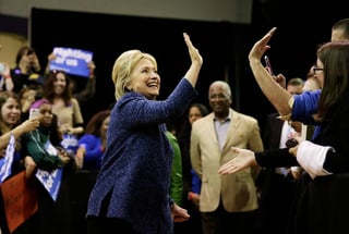 Cómodamente. Hillary Clinton apaleó a Bernie Sanders en las primarias de Carolina del Sur.