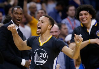 Stephen Curry anotó 46 puntos y consiguió 12 triples en la victoria en tiempo extra de Golden State. (AP)