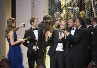 Los ganadores de un Oscar Brie Larson, Laszlo Nemes, Emmanuel Lubezki, Leonardo DiCaprio y Alejandro González Iñarritu (de izquierda a derecha). (EFE)