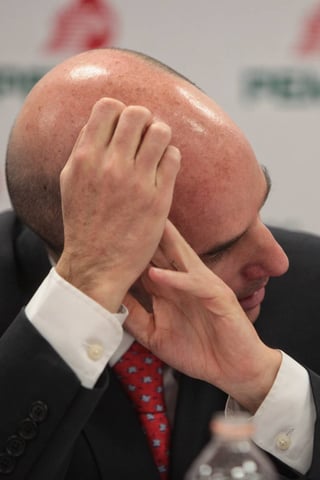 Pemex. Antonio González Anaya se tapa la cara mientras anuncia el recorte a la producción. (NOTIMEX)