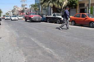 Desigual. Aunque el recarpeteo no ha terminado, calles principales como la Morelos siguen desatendidas. (EL SIGLO DE TORREÓN)
